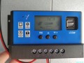 Diesen günstigen PWM-Regler für 12V Bleiakkus verwende ich. Und das System lädt die Batterie tatsächlich auf!